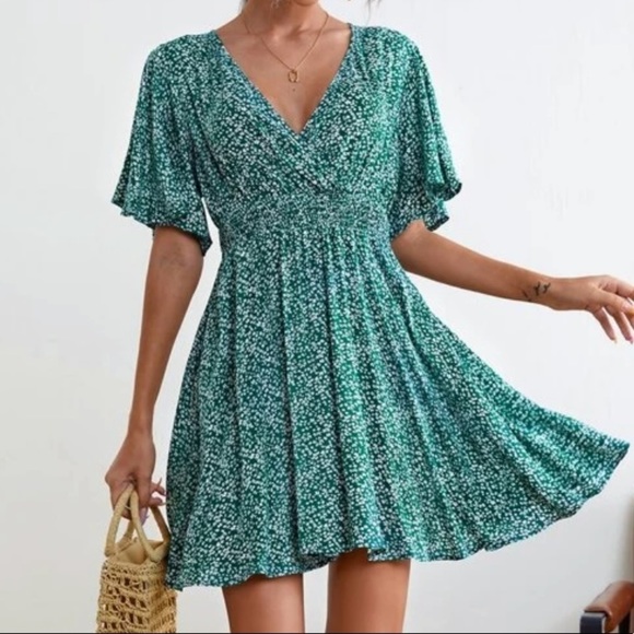 Dresses & Skirts - 💋SOLD💋Women’s Green Floral Butterfly Sleeve Elastic Waist Dress Size Medium